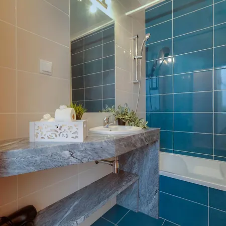 Chez Oasis - Charming By The Holiday home Lagos